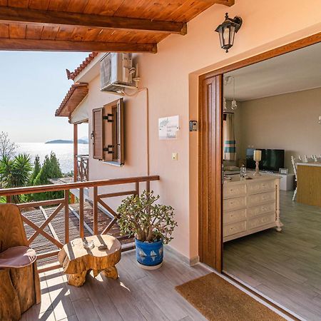 Paralio Astros Beachfront Suites Xiropigado Bagian luar foto