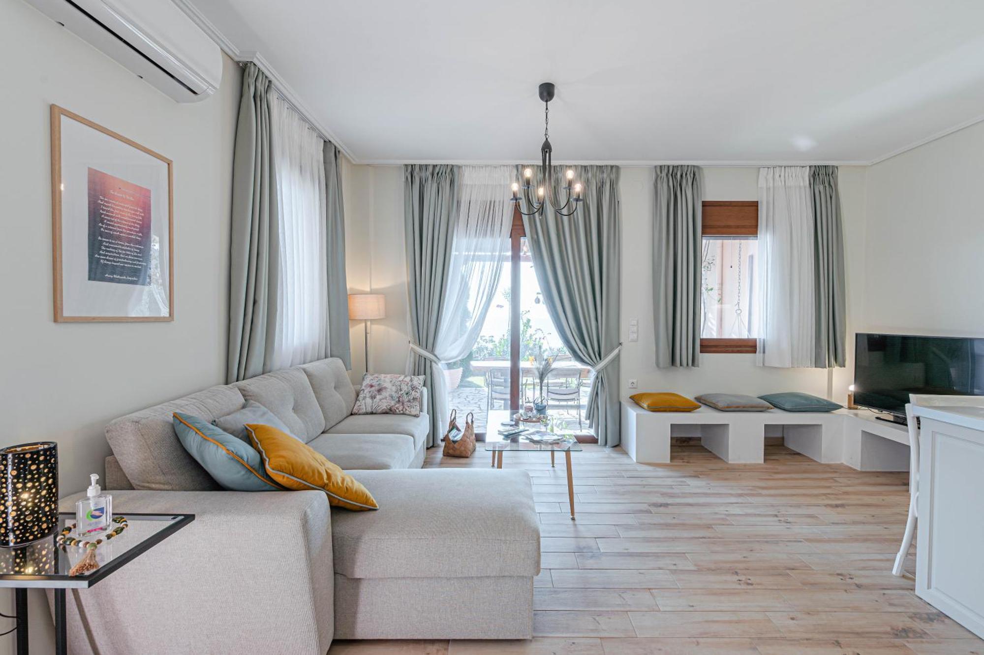 Paralio Astros Beachfront Suites Xiropigado Bagian luar foto
