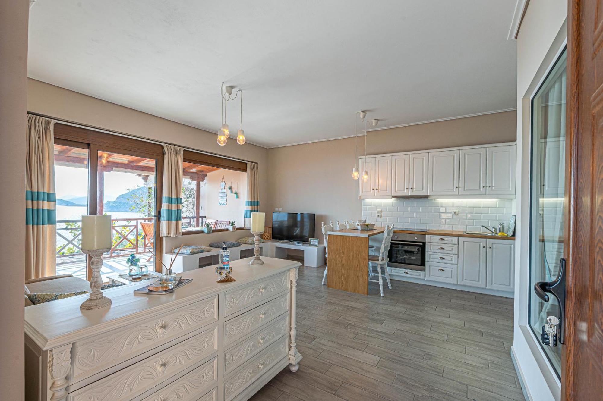 Paralio Astros Beachfront Suites Xiropigado Bagian luar foto