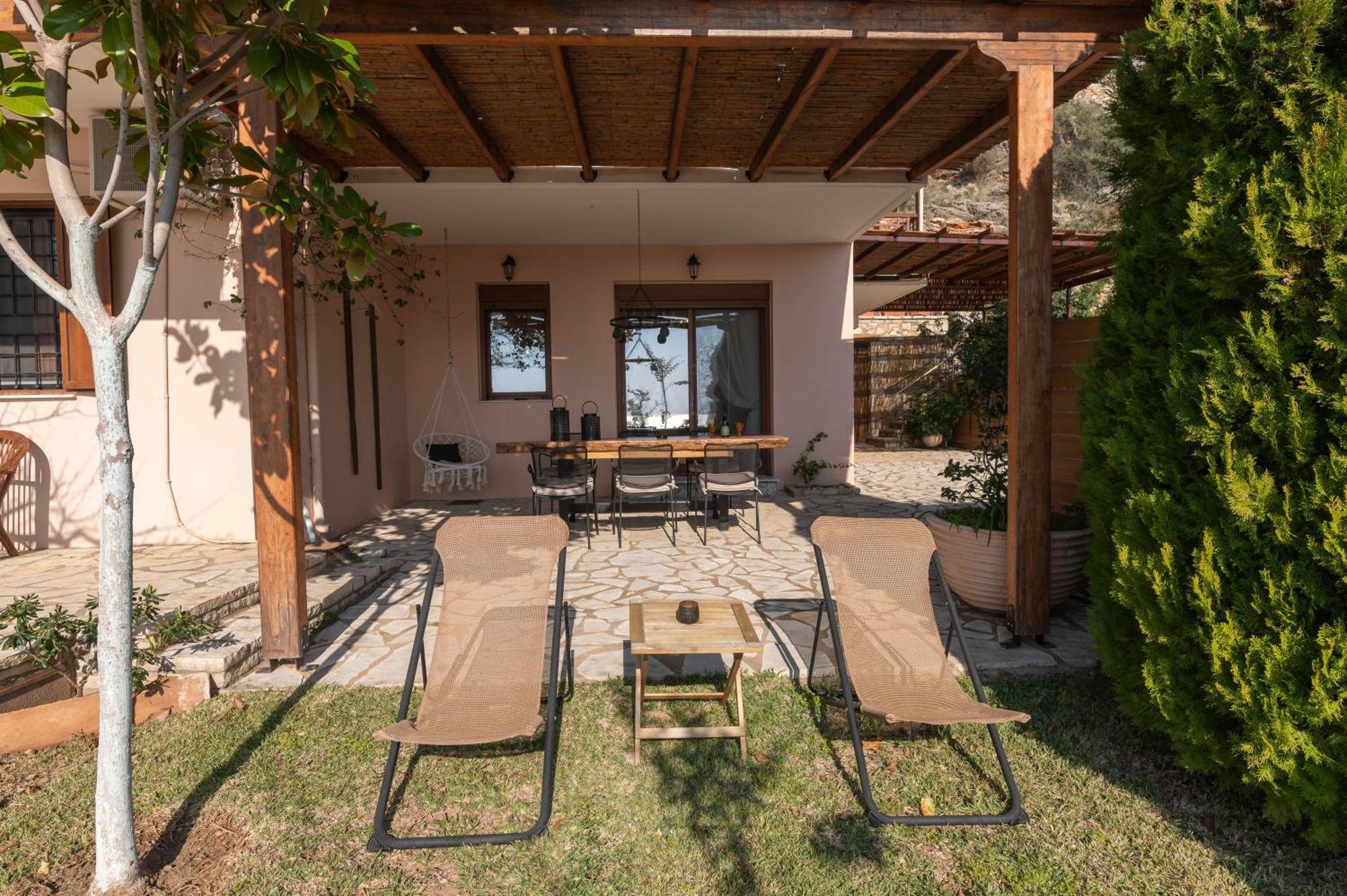 Paralio Astros Beachfront Suites Xiropigado Bagian luar foto