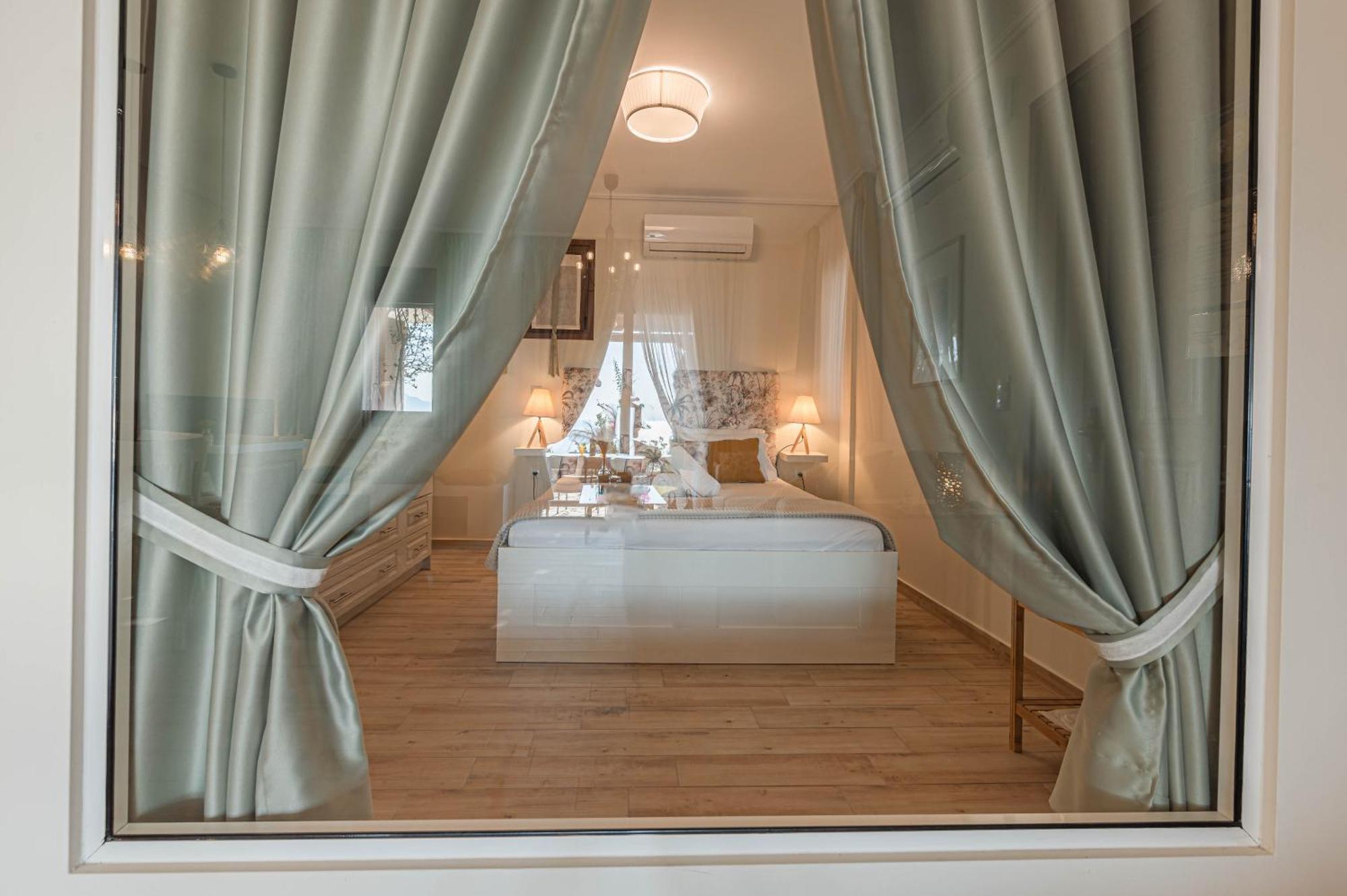 Paralio Astros Beachfront Suites Xiropigado Bagian luar foto