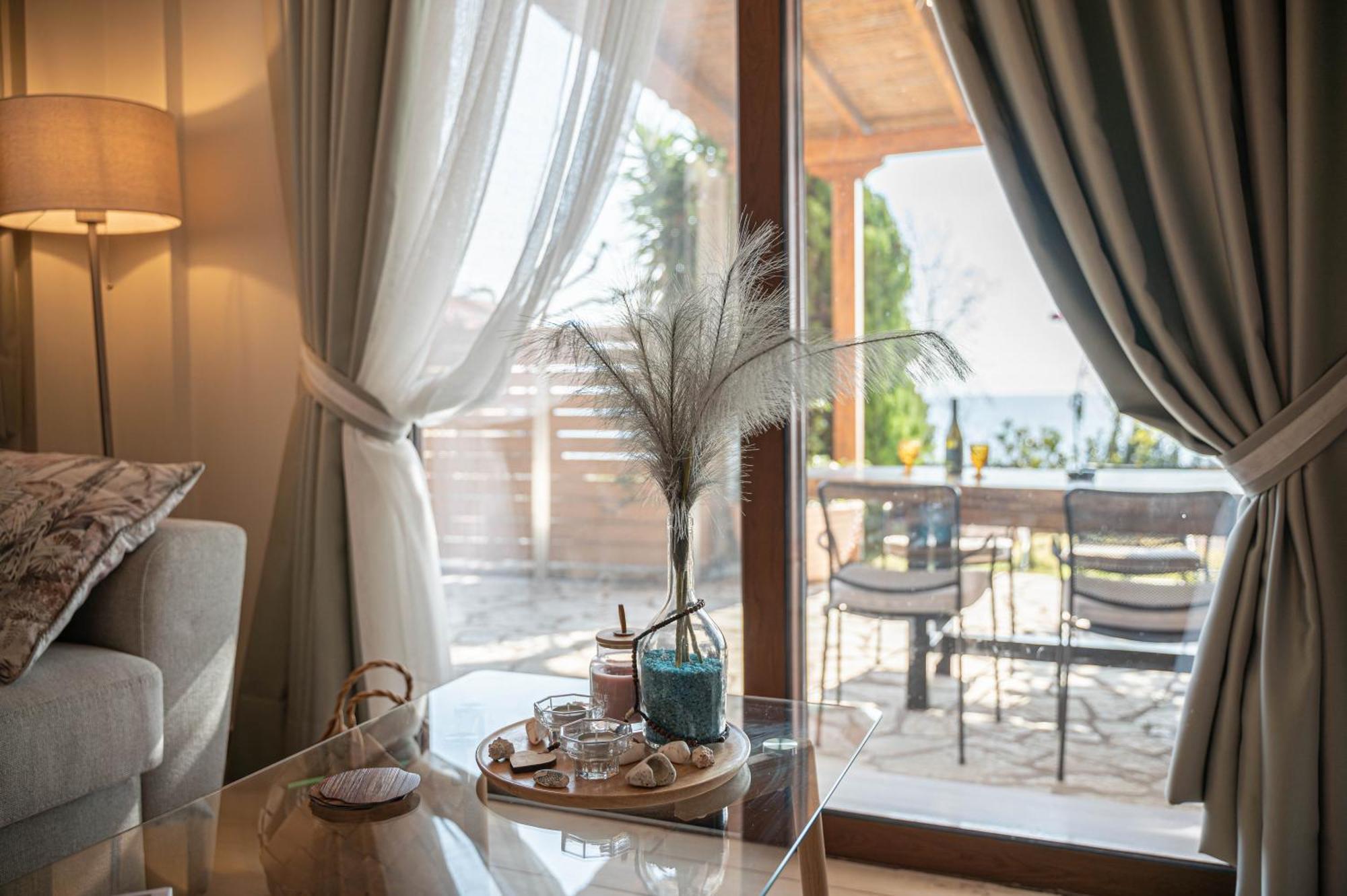 Paralio Astros Beachfront Suites Xiropigado Bagian luar foto