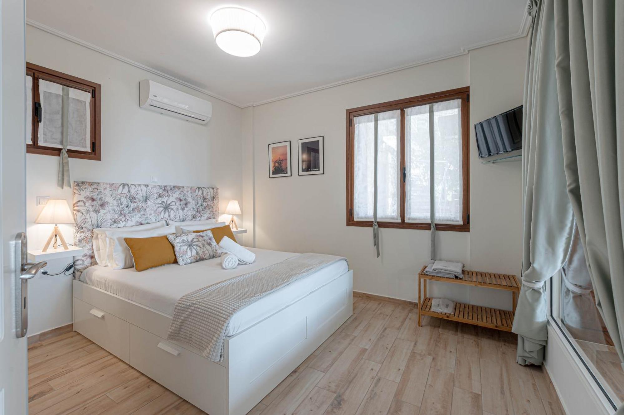 Paralio Astros Beachfront Suites Xiropigado Bagian luar foto