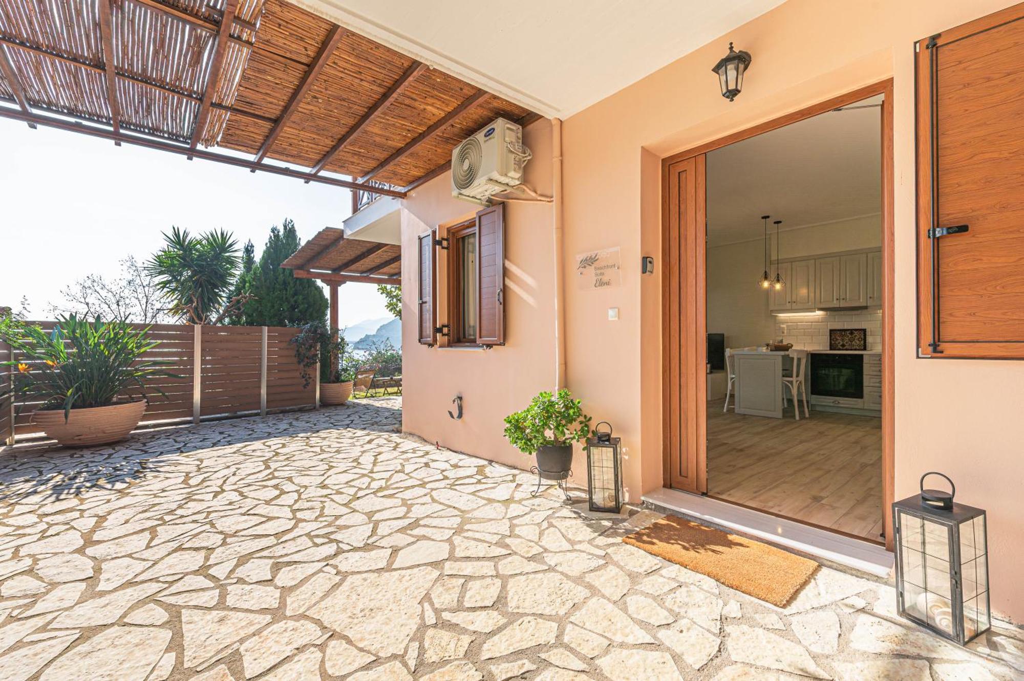 Paralio Astros Beachfront Suites Xiropigado Bagian luar foto