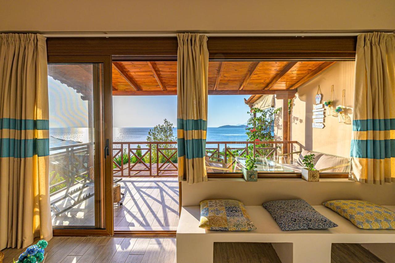 Paralio Astros Beachfront Suites Xiropigado Bagian luar foto