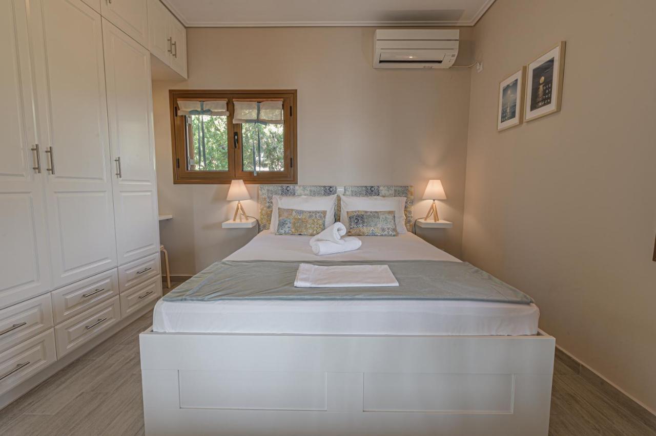 Paralio Astros Beachfront Suites Xiropigado Bagian luar foto