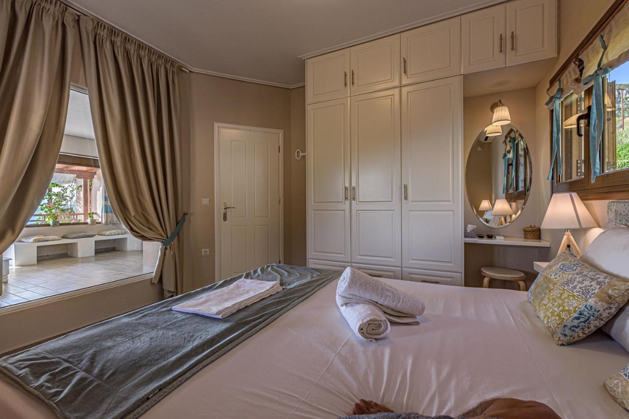 Paralio Astros Beachfront Suites Xiropigado Bagian luar foto