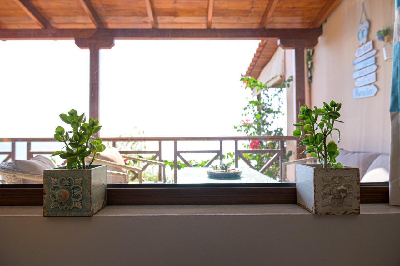Paralio Astros Beachfront Suites Xiropigado Bagian luar foto