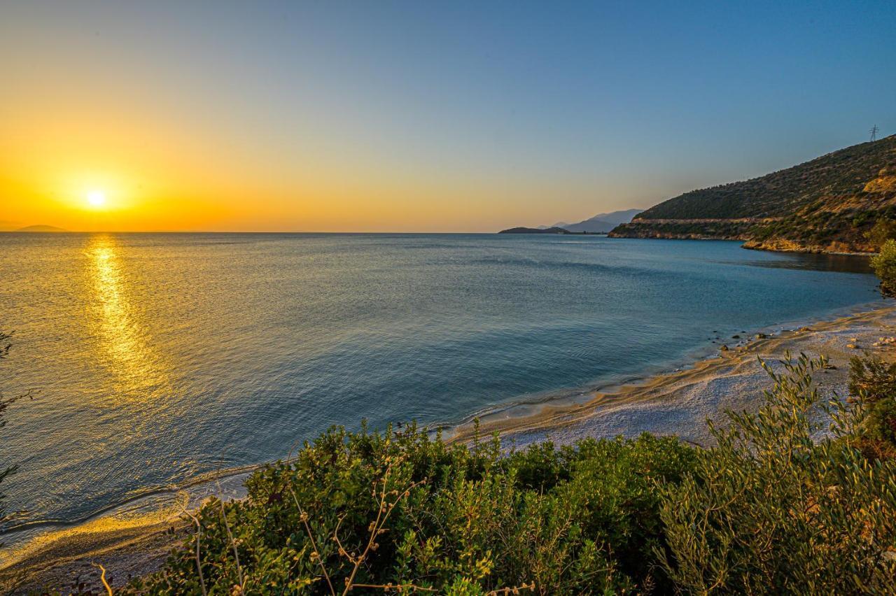 Paralio Astros Beachfront Suites Xiropigado Bagian luar foto
