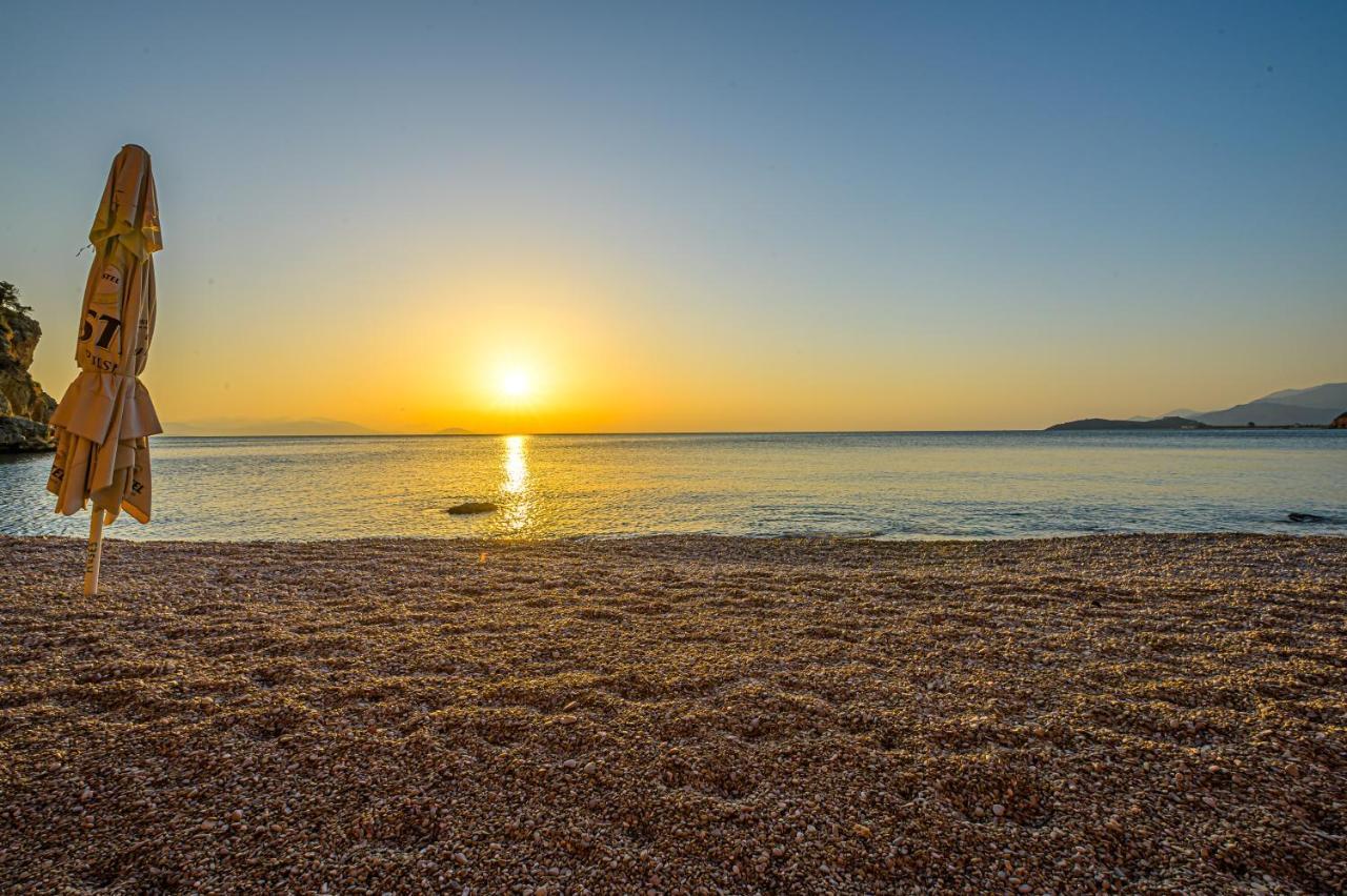 Paralio Astros Beachfront Suites Xiropigado Bagian luar foto