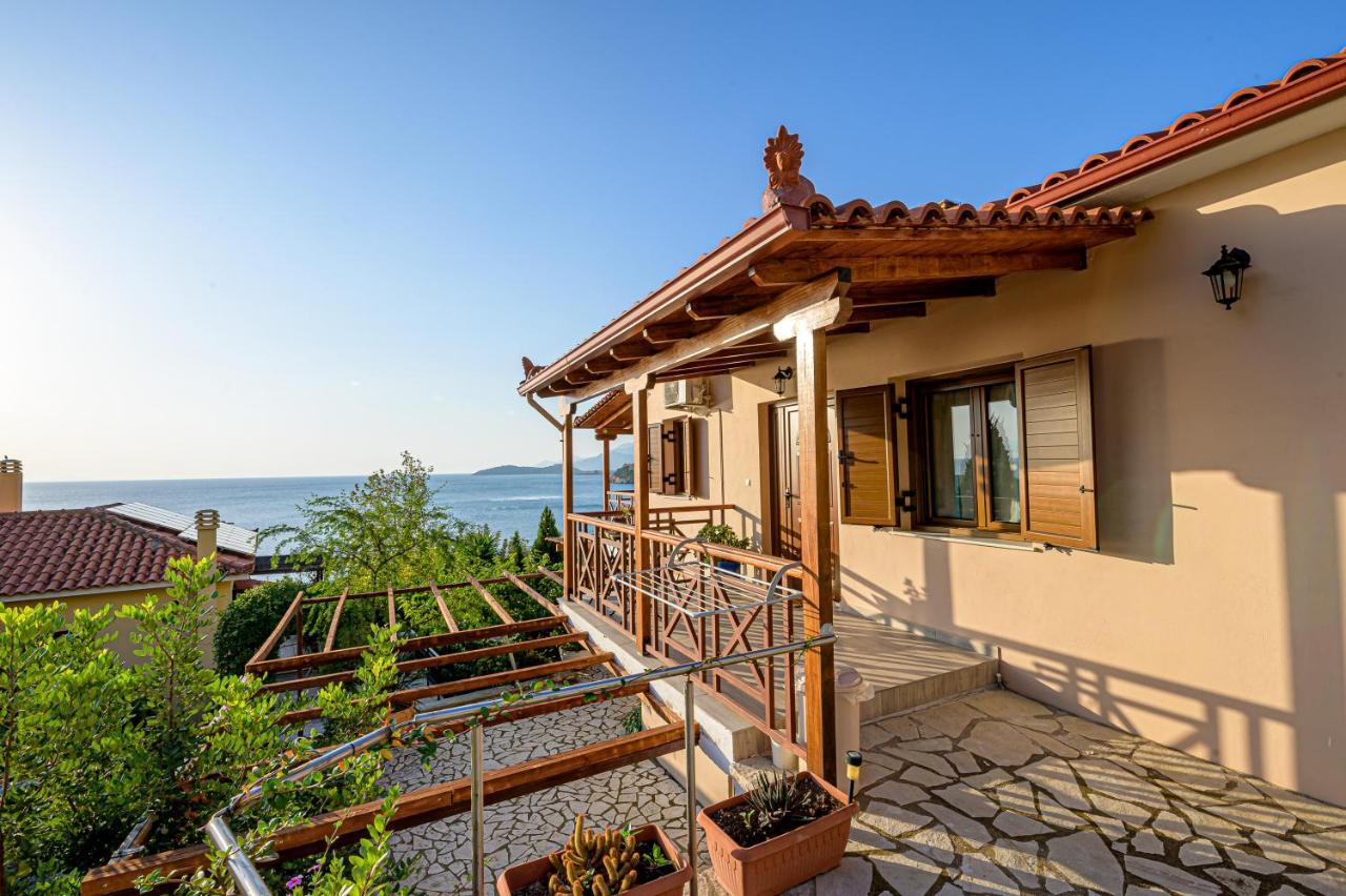 Paralio Astros Beachfront Suites Xiropigado Bagian luar foto