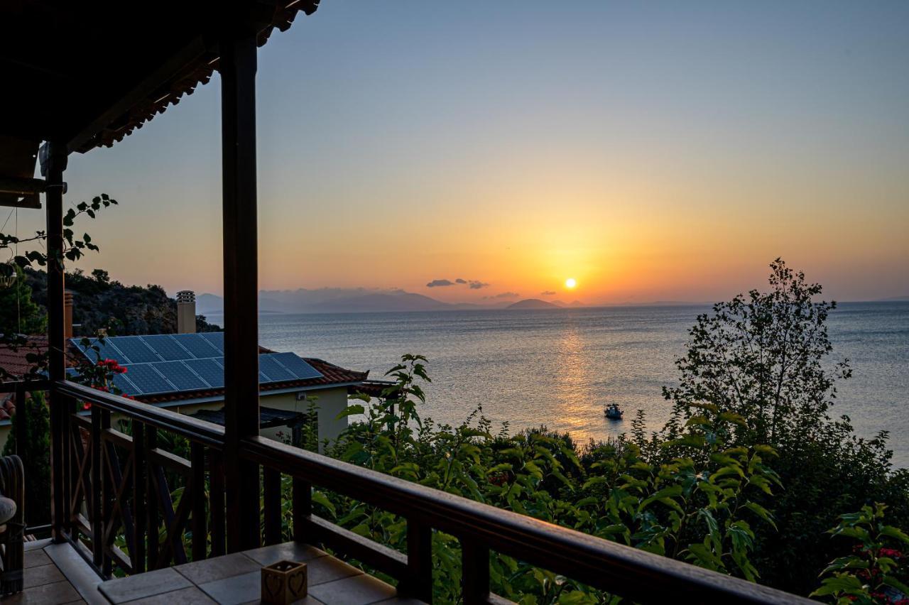 Paralio Astros Beachfront Suites Xiropigado Bagian luar foto